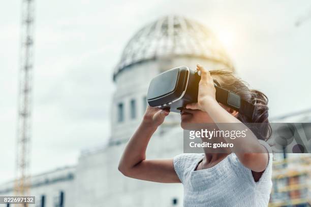 teenager-mädchen mit virtual-reality-simulator im freien - head mounted display stock-fotos und bilder
