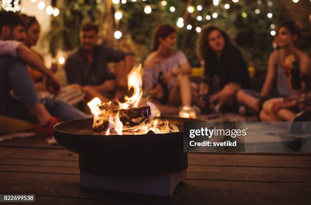 sommerspaß - holzfeuer stock-fotos und bilder