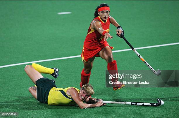 Jen Wilson of South Africa is tackled by Zhou Wanfeng of China during the Women's Pool Hockey Match between China and South Africa held at the...