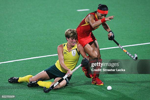 Jen Wilson of South Africa is tackled by Zhou Wanfeng of China during the Women's Pool Hockey Match between China and South Africa held at the...