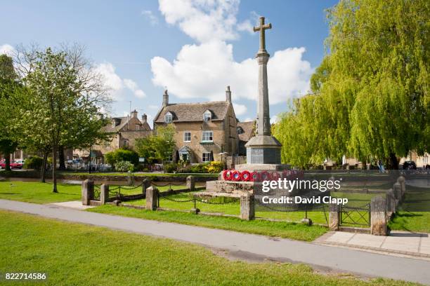 bourton on the water, cotswolds, gloucestershire - monumento de guerra - fotografias e filmes do acervo