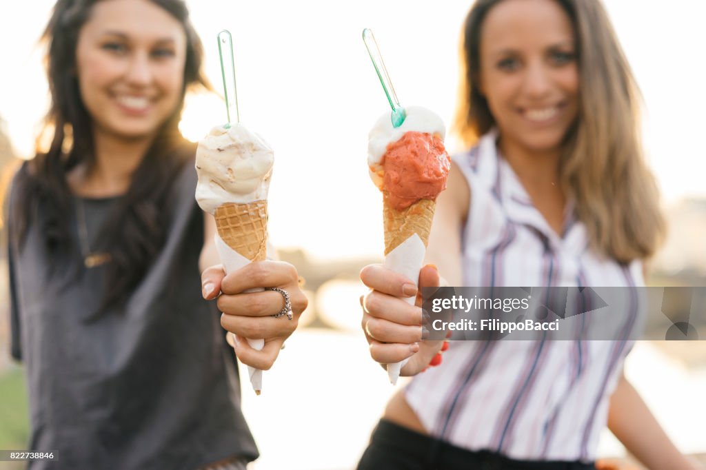 Deux amis, manger des glaces ensemble