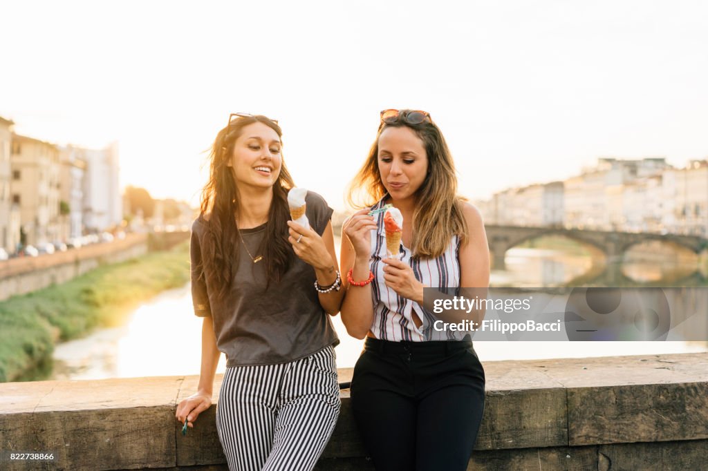 Deux amis, manger des glaces ensemble