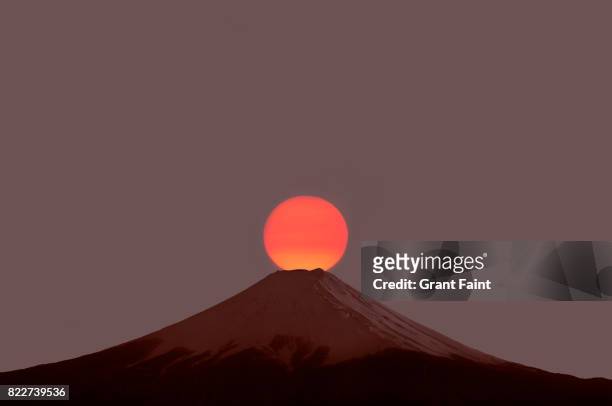 sunrise at famous mount fuji. - mt fuji stock-fotos und bilder