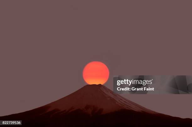 sunrise at famous mount fuji. - 景色　東京　空 ストックフォトと画像