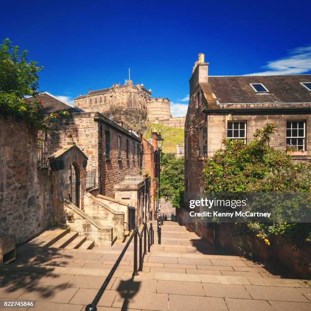 edinburgh - the vennel & the castle - edinburgh fringe stockfoto's en -beelden