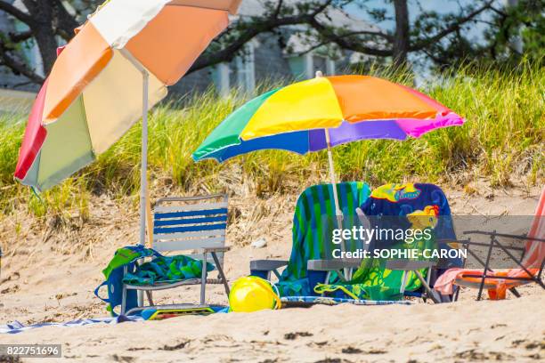 équipement de plages - ensoleillé stock-fotos und bilder