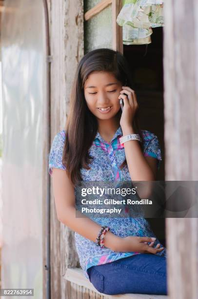 teenage girl by the window - luisiana 個照片及圖片檔