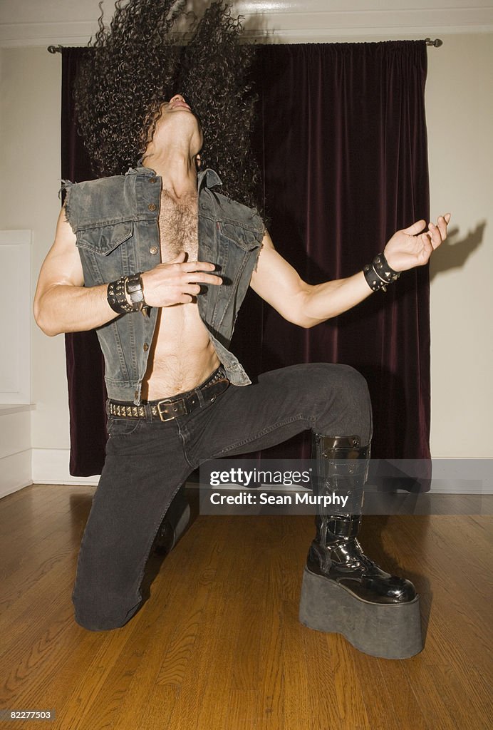 Macho heavy metal Músico a tocar Tocar Guitarra