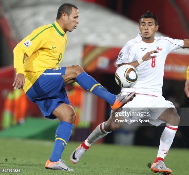 Luis FABIANO / Arturo VIDAL - - Bresil / Chili - 8eme de Finale coupe du monde 2010 - Afrique du Sud,