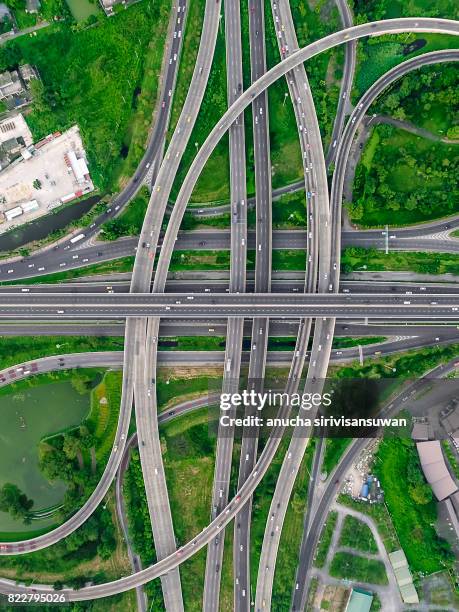 interchange highway traffic beautiful , bird eye view in bangkok , top view , bangkok , thailand . - crossroad top view stockfoto's en -beelden