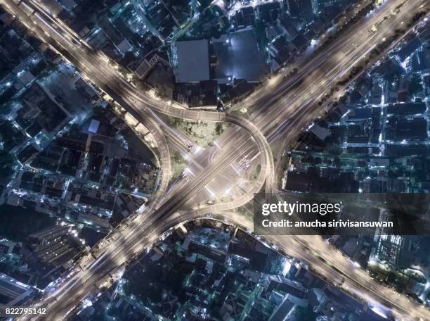 interchange highway traffic beautiful at night, bird eye view in bangkok , top view , bangkok , thailand . - crossroad top view stockfoto's en -beelden