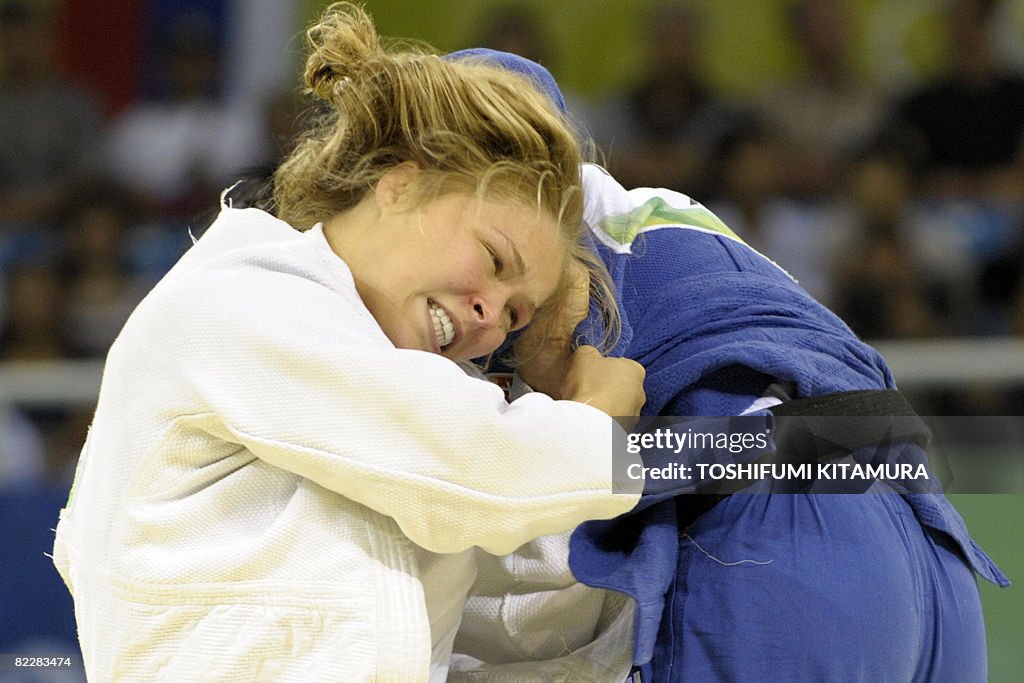 United States' Ronda Rousey (L) and Hung