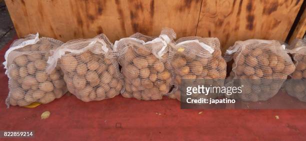 potato sacks - potatoes in a sack stock-fotos und bilder