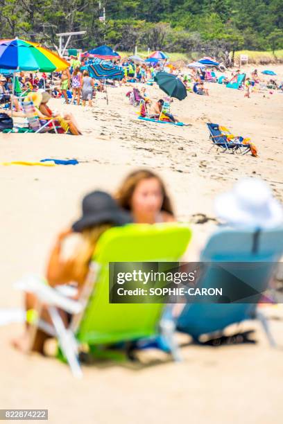 vacanciers sur la plage - parasol de plage fotografías e imágenes de stock