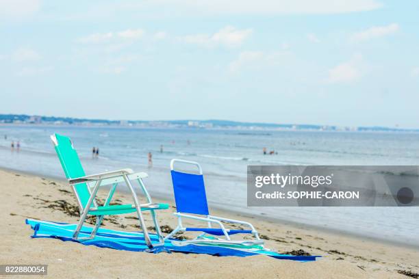 équipement de plages - ensoleillé stock-fotos und bilder