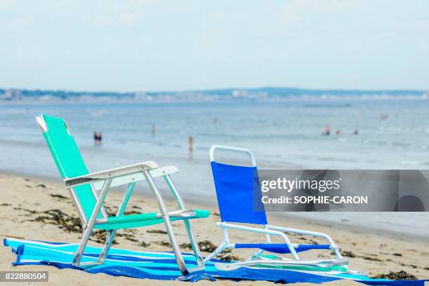 beach equipment - prise de vue en extérieur stock pictures, royalty-free photos & images