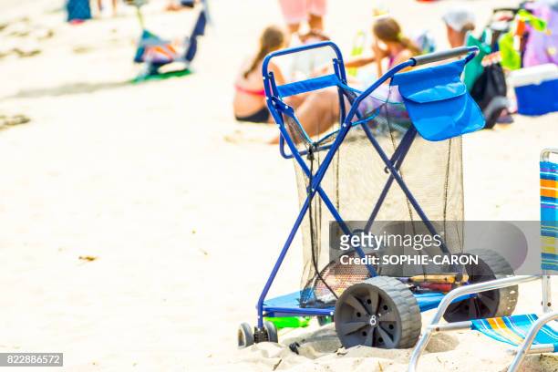 le chariot de plage - ensoleillé stock-fotos und bilder