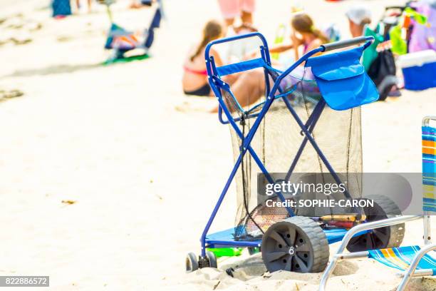 the beach trolley - équipement imagens e fotografias de stock