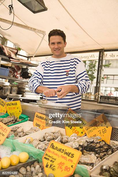 man with oysters at market; coquillages toinou,  - marché provence photos et images de collection