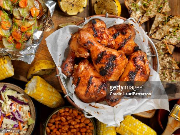 bbq kip feest - roast chicken table stockfoto's en -beelden