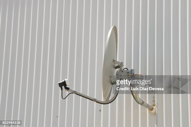 satellite dish on corrugated iron - solar energy dish 個照片及圖片檔