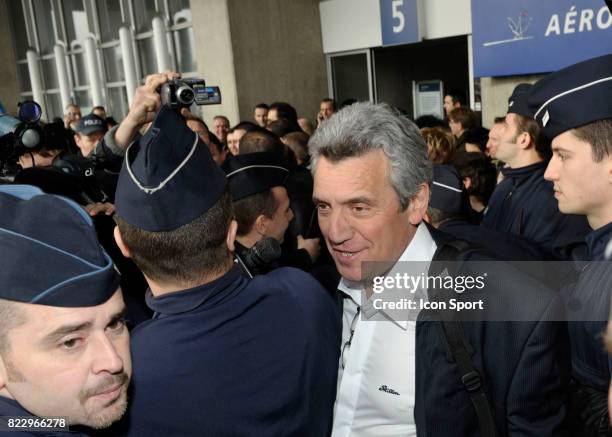 Claude ONESTA - Arrivee de l'Equipe de France de Handball - Championne du Monde - - Aeroport de Paris - Charles de Gaulle ,