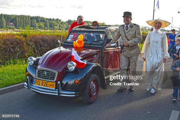 citroen 2cv and fans during the parade - deux chevaux stock pictures, royalty-free photos & images
