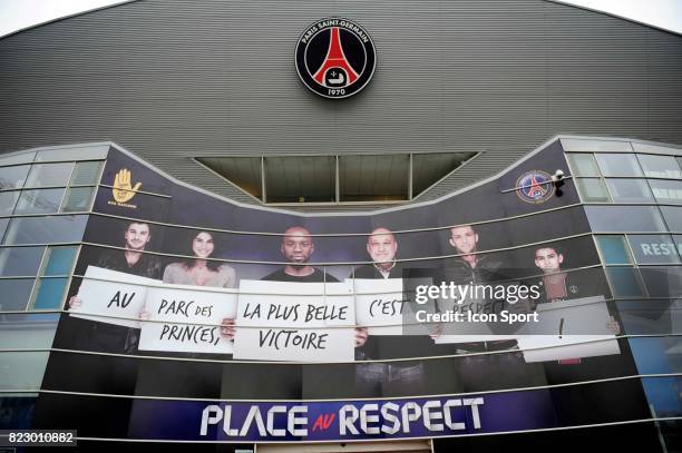 Entree Parc des Princes - - Lancement de la " Journee du Respect " organisee le Dimanche 27 Fevrier par SOS Racisme et le PSG dans le cadre du plan "...