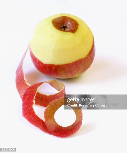 red apple half peeled - peau de fruit photos et images de collection