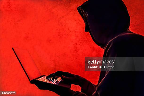 cyber hacker red - uomo incappucciato foto e immagini stock
