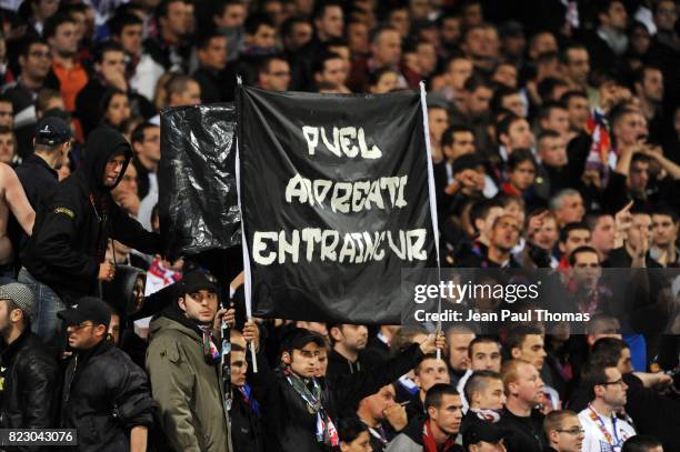 Banderole supporters Lyon " PUEL Apprenti entraineur " - - Lyon / Saint Etienne - 7eme journee de Ligue 1 - Stade Gerland -