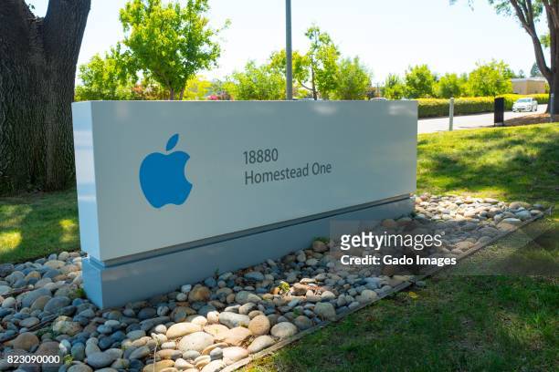 apple signage - apple park stockfoto's en -beelden