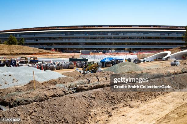 319 Apple Headquarters Building Stock Photos, High-Res Pictures, and ...
