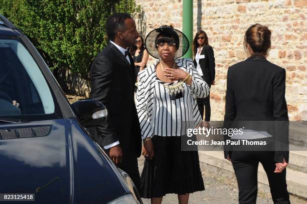 Sidney Govou et sa mere - Mariage de Clemence Catherin et Sidney Govou - - Eglise de Replonge -