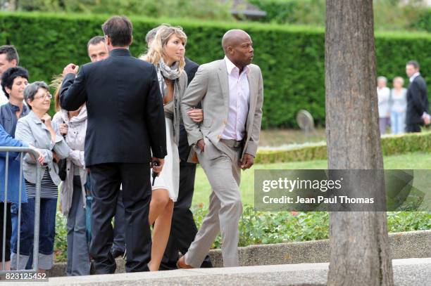 Sylvain WILTORD et sa compagne - Mariage de Clemence Catherin et Sidney Govou - - Eglise de Replonge -