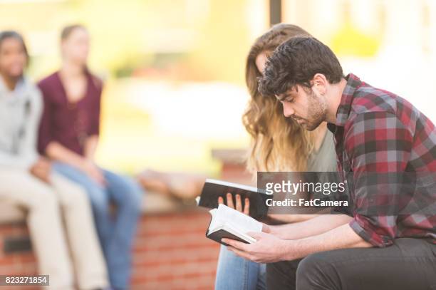 biblia del estudio - christian college fotografías e imágenes de stock