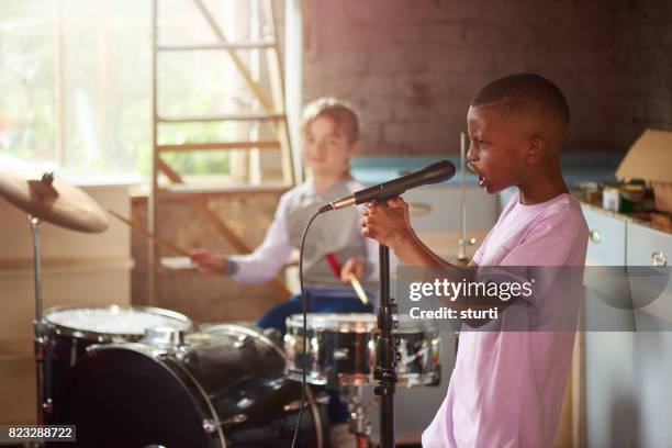 garage-rock-performance - child rock band stock-fotos und bilder