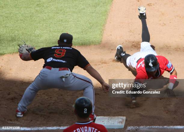 Henry Rodríguez of Piratas de Campeche and Samar Leyva of Guerreros de Oaxaca in action during the match between Piratas de Campeche and Guerreros de...