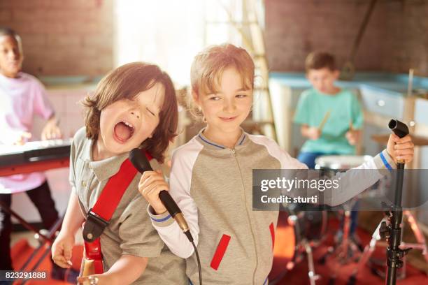 rockt das mikrofon - child rock band stock-fotos und bilder