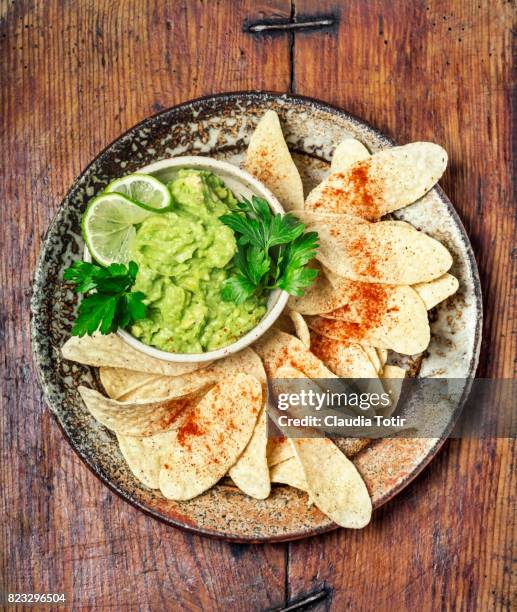 guacamole with tortilla chips - chips schüssel stock-fotos und bilder