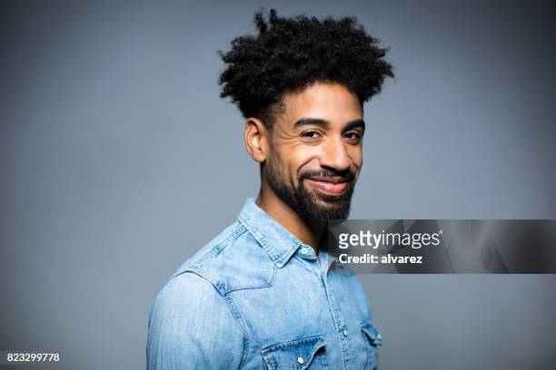 porträt von glücklichen menschen vor grauem hintergrund - afro hairstyle stock-fotos und bilder