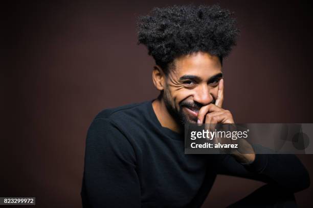portret van vrolijke jonge man met kin op hand - brown moustache cutout stockfoto's en -beelden