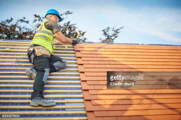 粘土プレーン タイル張りの屋根のインストール - repairing ストックフォトと画像