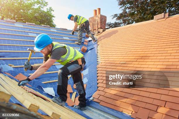 nieuwe dak-installatie - fixing stockfoto's en -beelden