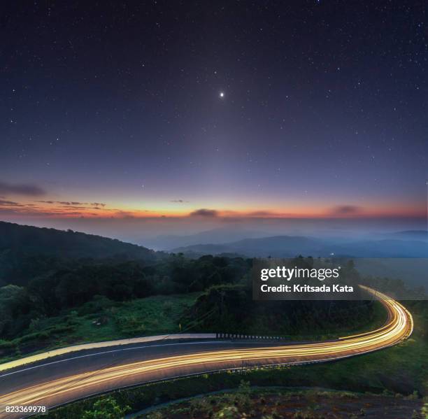 amazing road zodiacal light star night sky - zodiacal light stock pictures, royalty-free photos & images
