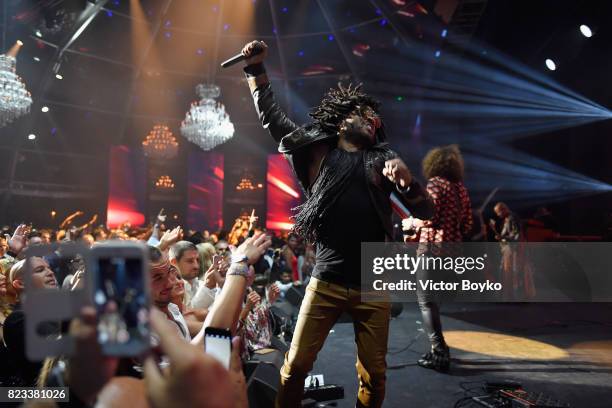 Lenny Kravitz performs on stage during the Leonardo DiCaprio Foundation 4th Annual Saint-Tropez Gala at Domaine Bertaud Belieu on July 26, 2017 in...