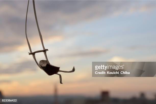 fliegende trapez kennenlernen - trapezstange stock-fotos und bilder