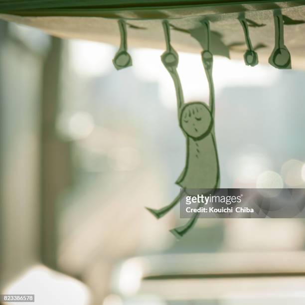 吊り輪で遊ぶ - つり革 ストックフォトと画像