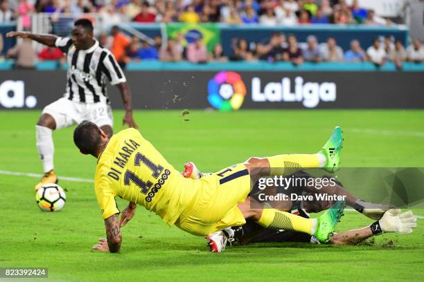 Angel Di Maria of PSG collides with goalkeeper Gianluigi Buffon of Juventus after giving the pass that allows Goncalo Guedes of PSG to score during...